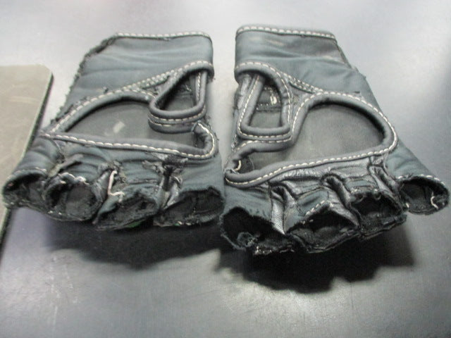 Load image into Gallery viewer, Used Century Size S/m Brave Martial Art Gloves
