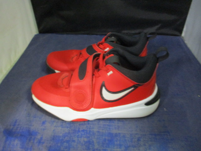 Load image into Gallery viewer, Used Nike Team Hustle D 11 Basketball Shoes Youth Size 5
