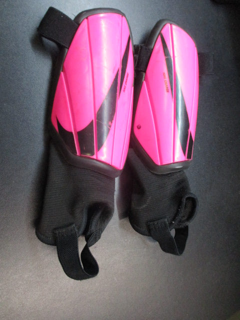 Load image into Gallery viewer, Used Nike Soccer Shin Guards Size Small
