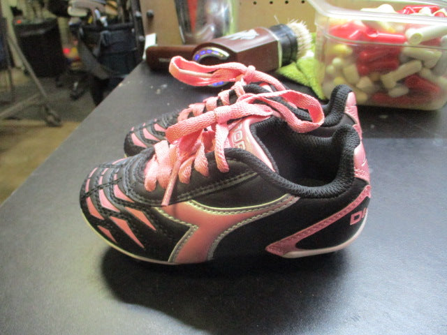 Load image into Gallery viewer, Diadora Pink &amp; Black Socer Cleats Youth Size 9.5
