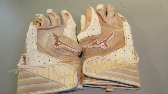 Load image into Gallery viewer, Used Mizuno Youth Medium Batting Gloves
