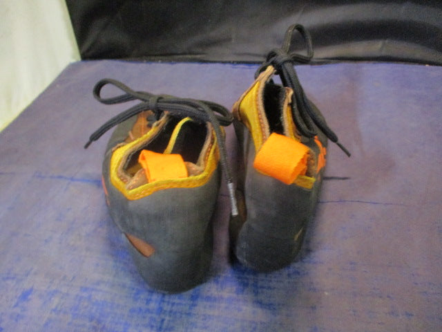 Load image into Gallery viewer, Used Reebok Climbing Shoes Adult Size 8.5
