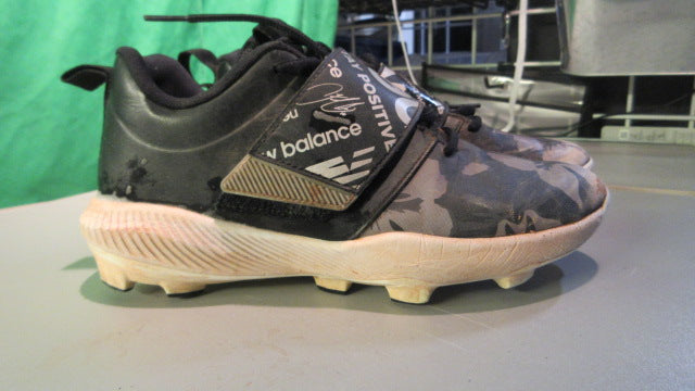 Load image into Gallery viewer, Used New Balance Youth 4.5 Softball Cleats
