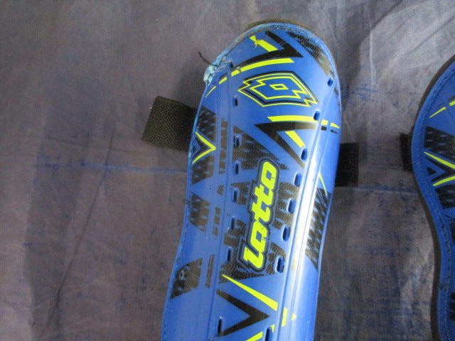 Load image into Gallery viewer, Used Lotto Shin Guards Youth Size Small - small wear
