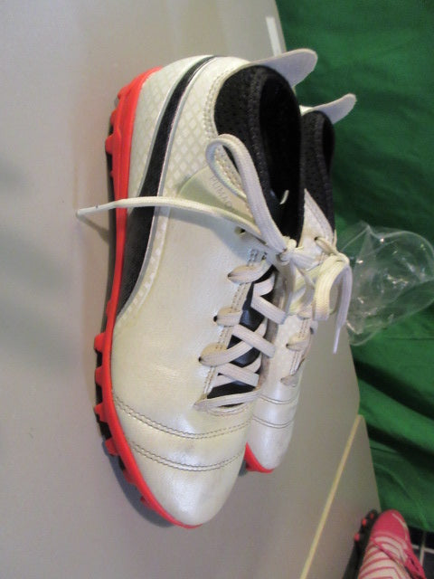 Load image into Gallery viewer, Used Puma One Turf Soccer Cleats Size 2.5
