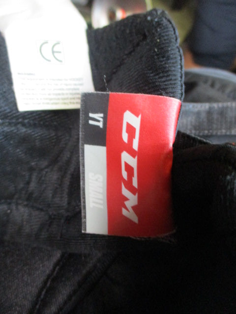 Load image into Gallery viewer, Used CCM LTP Hockey Breezers Youth Size Small
