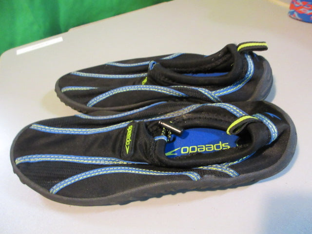 Load image into Gallery viewer, Used Speedo Water Shoes Size 2-3
