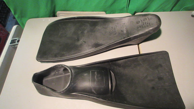 Load image into Gallery viewer, Used Sea Sports Floating fins Sz 8-9
