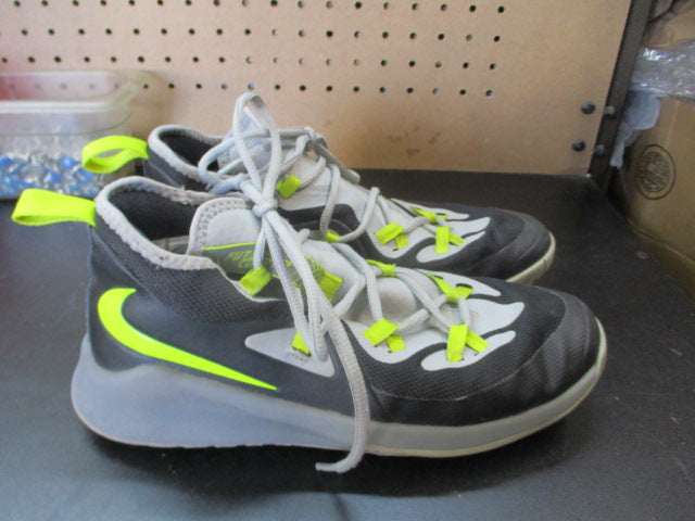 Load image into Gallery viewer, Used Nike Basketball Shoes Size 7
