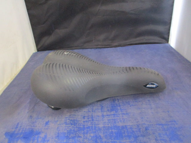 Load image into Gallery viewer, Used Selle Royal Avenue RoyalGel Bicycle Seat - small tear
