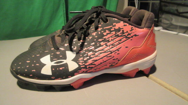 Load image into Gallery viewer, Used Under Armour Youth Leadoff Low RM 2.5Y Softball Cleats
