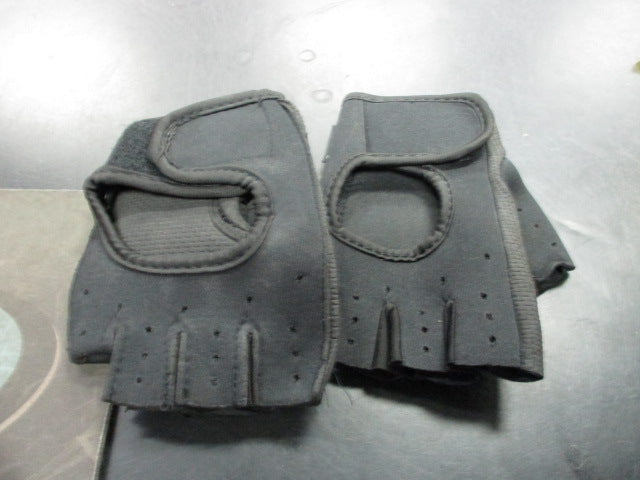 Load image into Gallery viewer, Used Form Fit Black Size Medium Fitness Gloves
