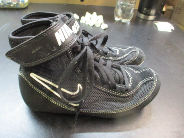 Load image into Gallery viewer, Used Nike Wrestling Shoes Size 2
