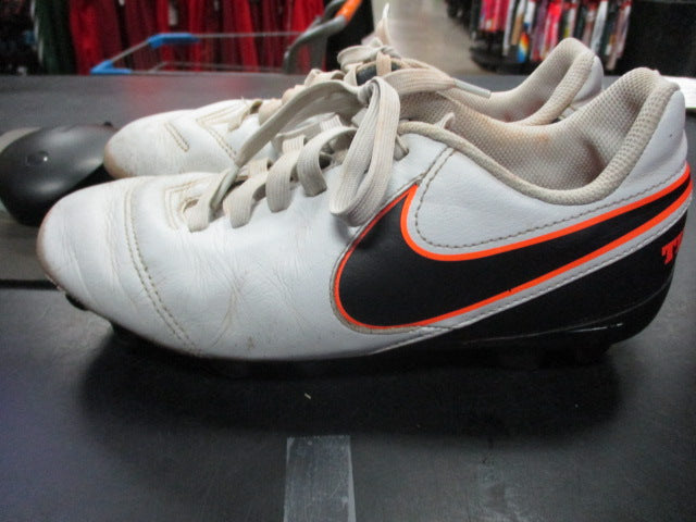 Load image into Gallery viewer, Used Nike Tiempo Size Youth 3.5 Soccer Cleats
