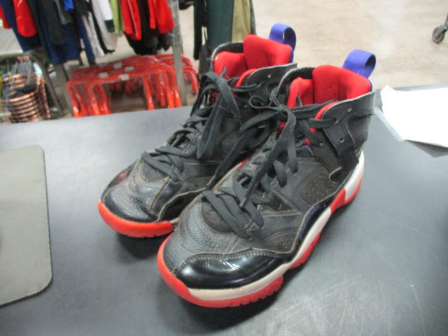 Load image into Gallery viewer, Used Jordan Basketball SHoes Size 5.5 (Has Wear)
