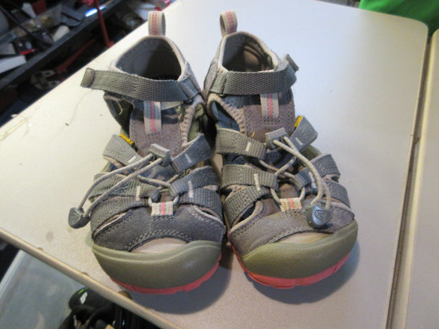 Load image into Gallery viewer, Used Keen Washable Hiking Sandals Size 2
