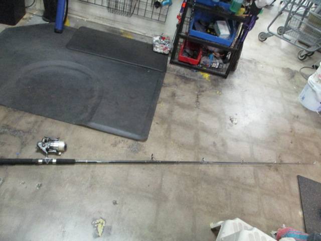 Load image into Gallery viewer, Used XC15-556 8&#39; 2-Piece Medium /Deep Sea Fishing Pole Combo Missing Crank
