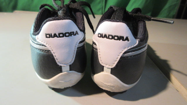 Load image into Gallery viewer, Used Diadora Kid&#39;s Cattura MD Jr Soccer Outdoor Cleats - K9.5
