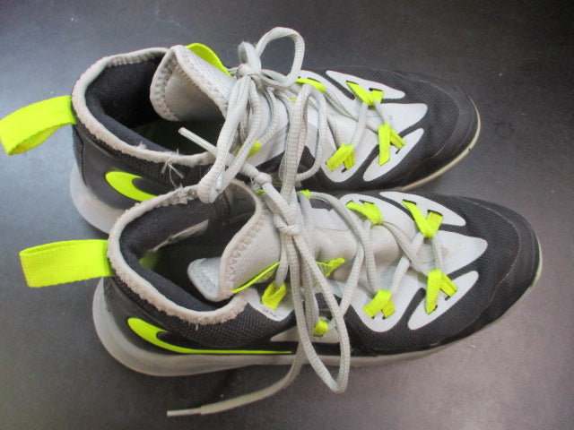 Load image into Gallery viewer, Used Nike Basketball Shoes Size 7
