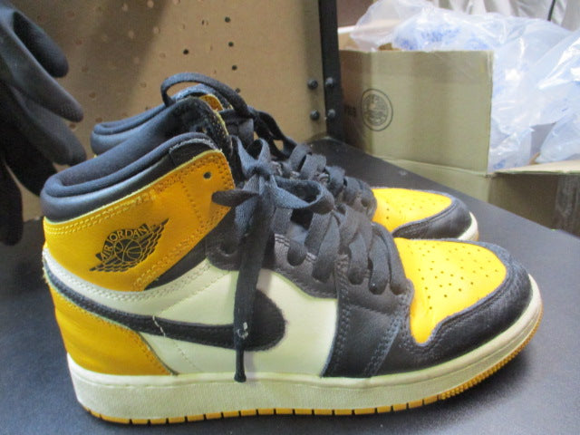 Load image into Gallery viewer, Used Nike Air Jordan Retro High Shoes Size 5
