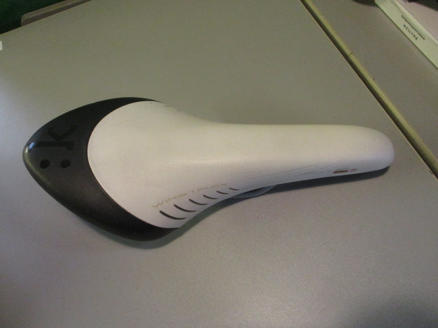 Load image into Gallery viewer, Used Fizik Wing Flex Tri 2 Bike Seat / Saddle
