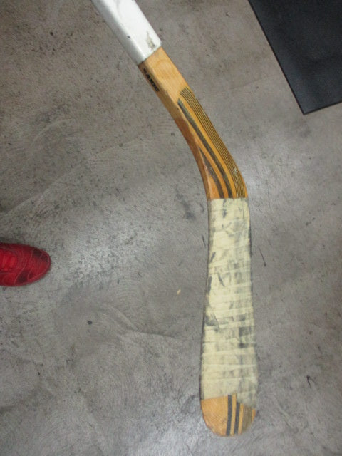 Load image into Gallery viewer, Used Easton Ultra Lite 85 Flex Composite 2 Piece Right Hand Hockey Stick
