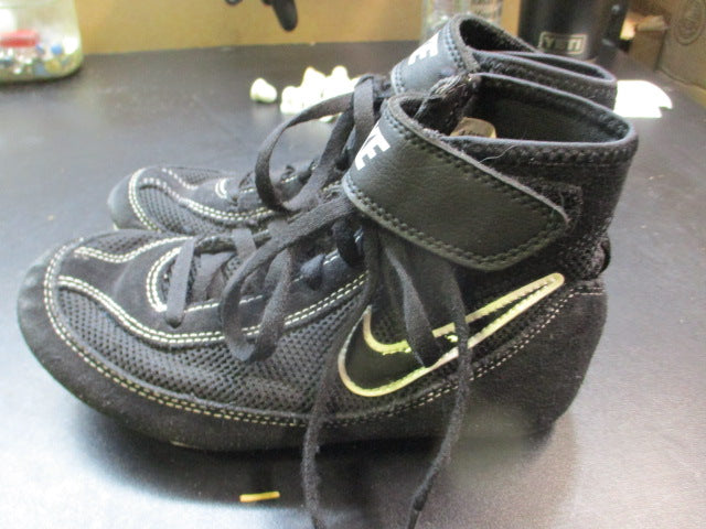 Load image into Gallery viewer, Used Nike Wrestling Shoes Size 2
