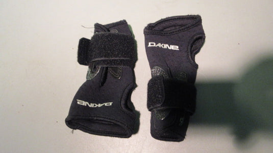 Used Dakine Size Small Black Snow Wrist Guards