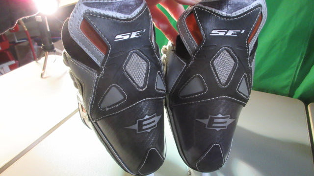 Load image into Gallery viewer, Used Easton SE6 Hockey Skates Size 5.5D
