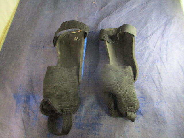 Load image into Gallery viewer, Used Lotto Shin Guards Youth Size Small - small wear
