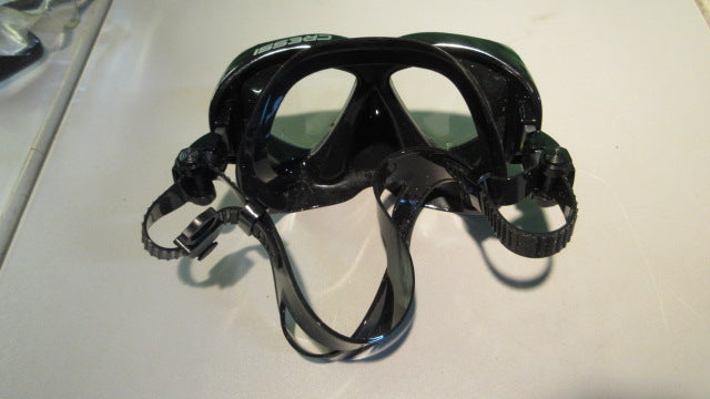 Load image into Gallery viewer, Used Cressi Black Scuba Mask
