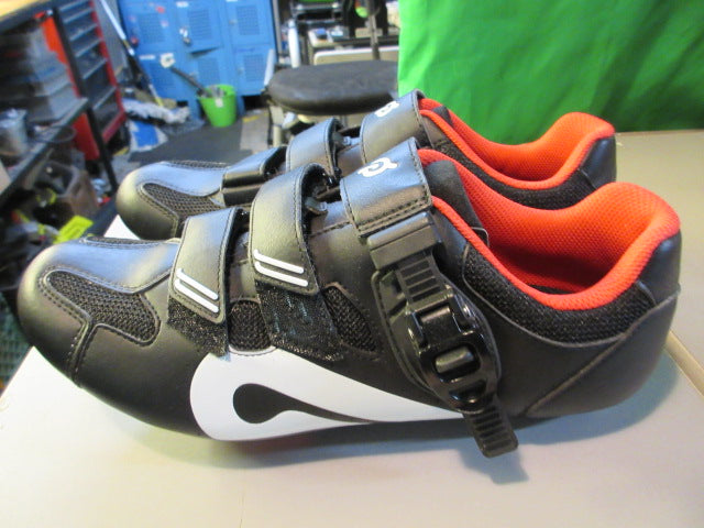 Load image into Gallery viewer, Used Peloton Cycling Shoes Size 43
