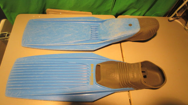 Load image into Gallery viewer, Used US Divers aqua Lung Size 8-9 Fins
