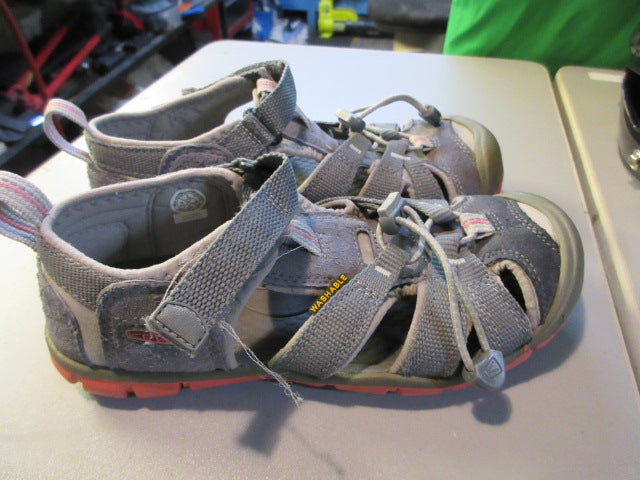 Load image into Gallery viewer, Used Keen Washable Hiking Sandals Size 2
