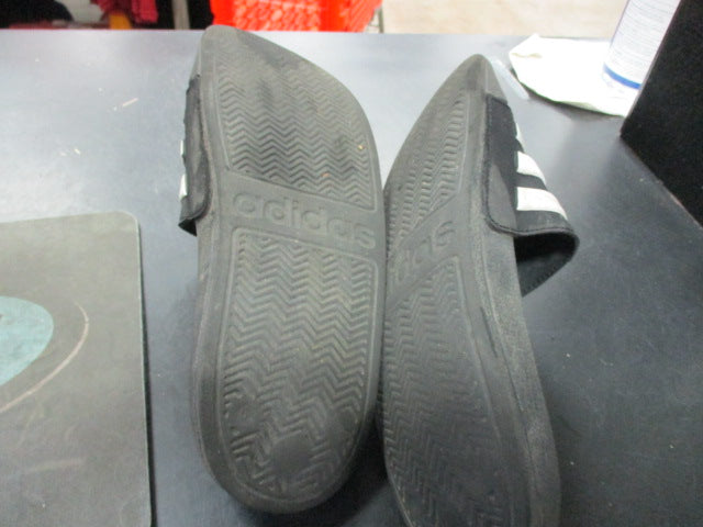 Load image into Gallery viewer, Used Adidas Size 5 Sandals
