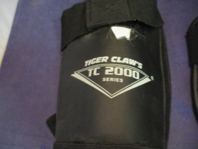 Load image into Gallery viewer, Used Tiger Claw TC 2000 Series Shin Guards Size Youth
