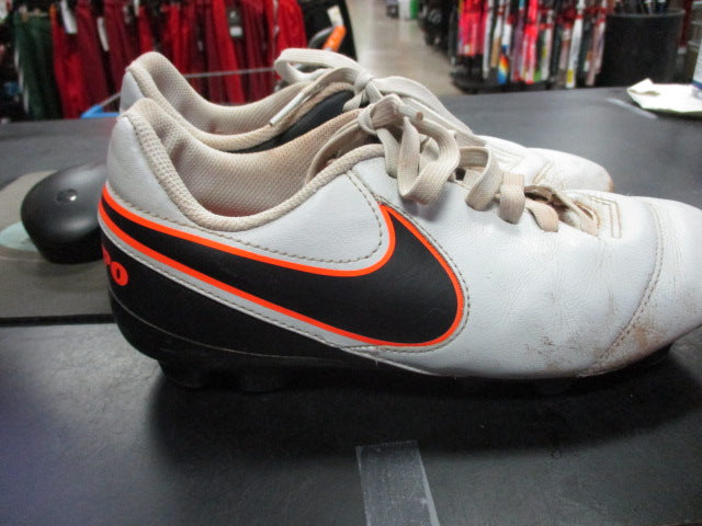 Load image into Gallery viewer, Used Nike Tiempo Size Youth 3.5 Soccer Cleats
