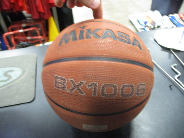 Load image into Gallery viewer, Used Mikasa BX1006 25.5&quot; Basketball
