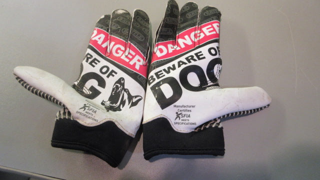 Load image into Gallery viewer, Used Battle Beware of Dog Youth Medium Football Gloves - Some Wear
