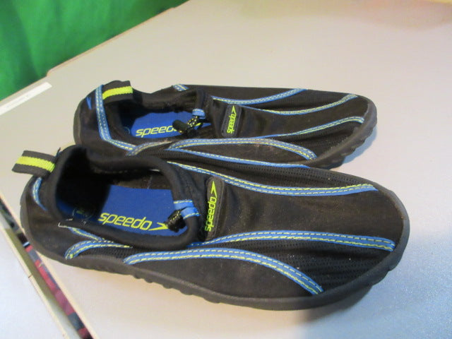 Load image into Gallery viewer, Used Speedo Water Shoes Size 2-3
