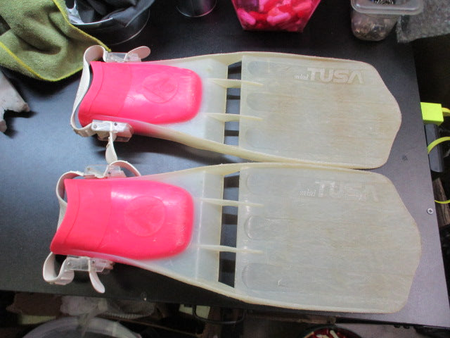 Load image into Gallery viewer, Used Tusa Mini 19&quot; Scuba Fins
