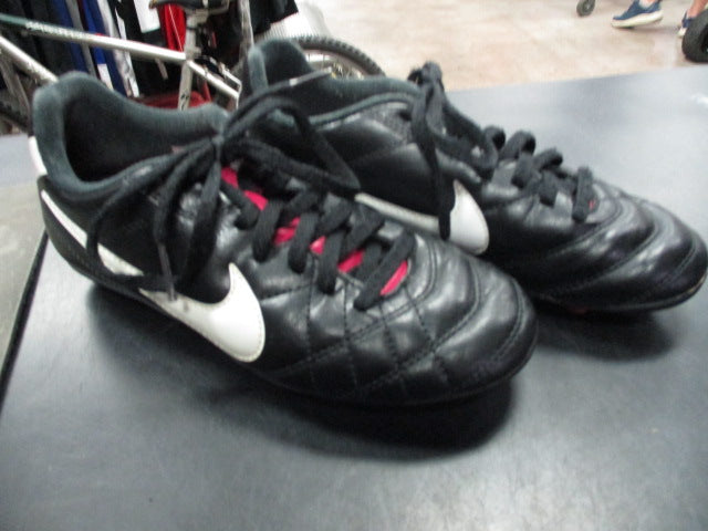 Load image into Gallery viewer, Used Nike Girls Soccer Cleats Black/Pink Size 1Y
