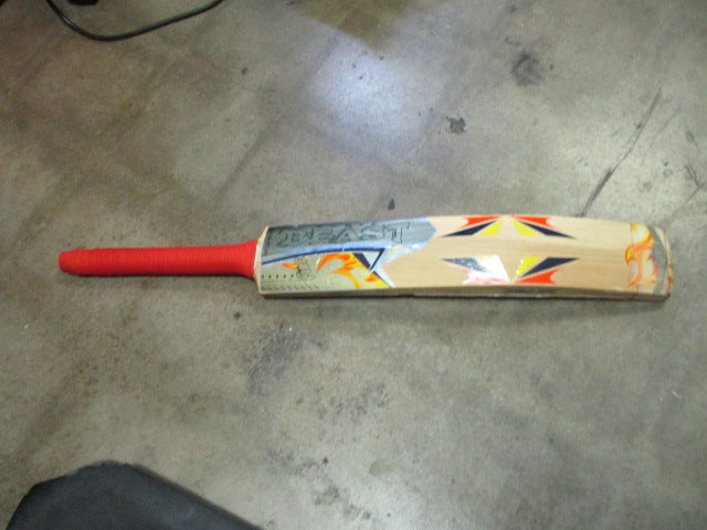 Load image into Gallery viewer, Used Angry Beast English Willow Fire Cricket Bat 2lb 12oz.
