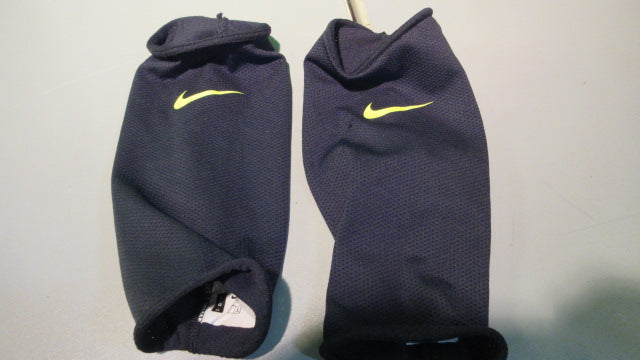 Load image into Gallery viewer, Used Nike Mercurial Lite Neymar Black Shin Guard w/ Shin Socks
