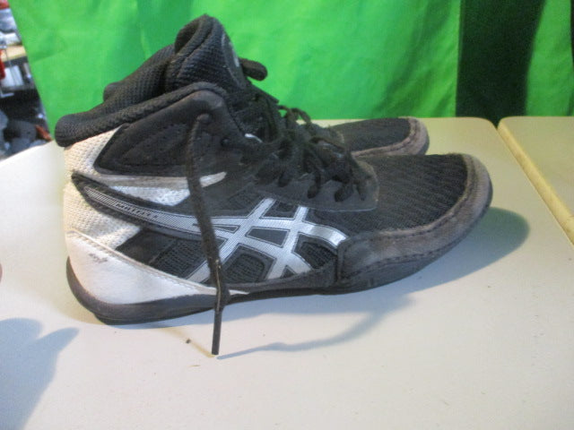 Load image into Gallery viewer, Used Asics Matflex Black Youth Size 3 Wrestling Shoes
