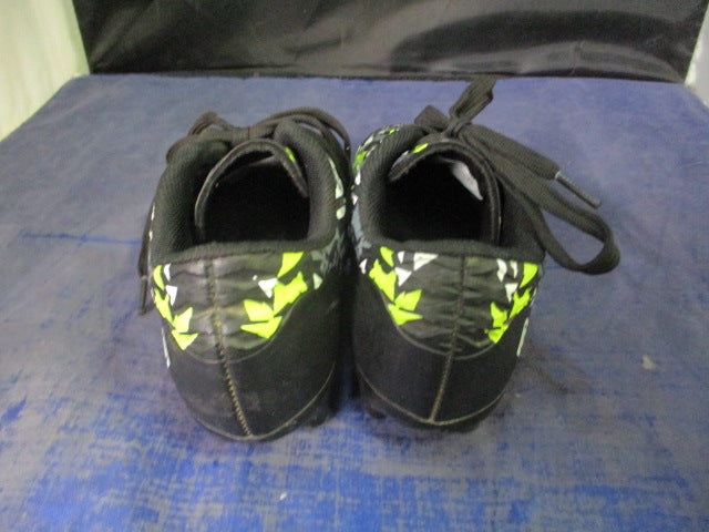 Load image into Gallery viewer, Used Dream Pairs Soccer Cleats Youth Size 13
