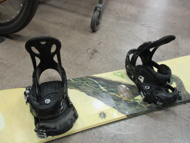 Load image into Gallery viewer, Used Avalanche 141cm Snowboard W/ Burton Bindings (AS IS)
