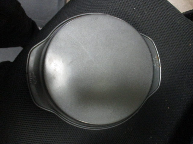 Load image into Gallery viewer, Used Wilton Bake it Better Steel Non-Stick Round Cake Pan 9 Inch
