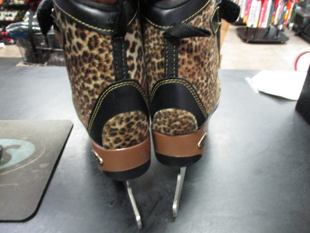 Load image into Gallery viewer, Used Freedom Cheetah Size 6 Figure Skates
