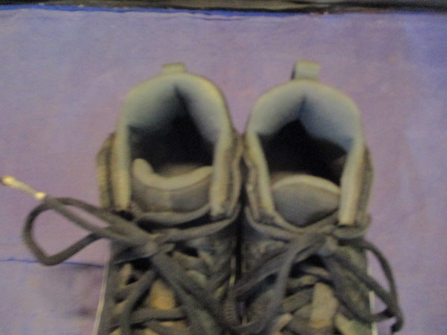 Load image into Gallery viewer, Used Nike Alpha Cleats Youth Size 2.5 - small wear
